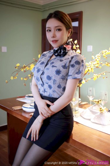 他揉捏她两乳不停呻吟A片